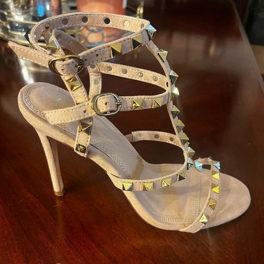 Studded suede heels sz 7 golden